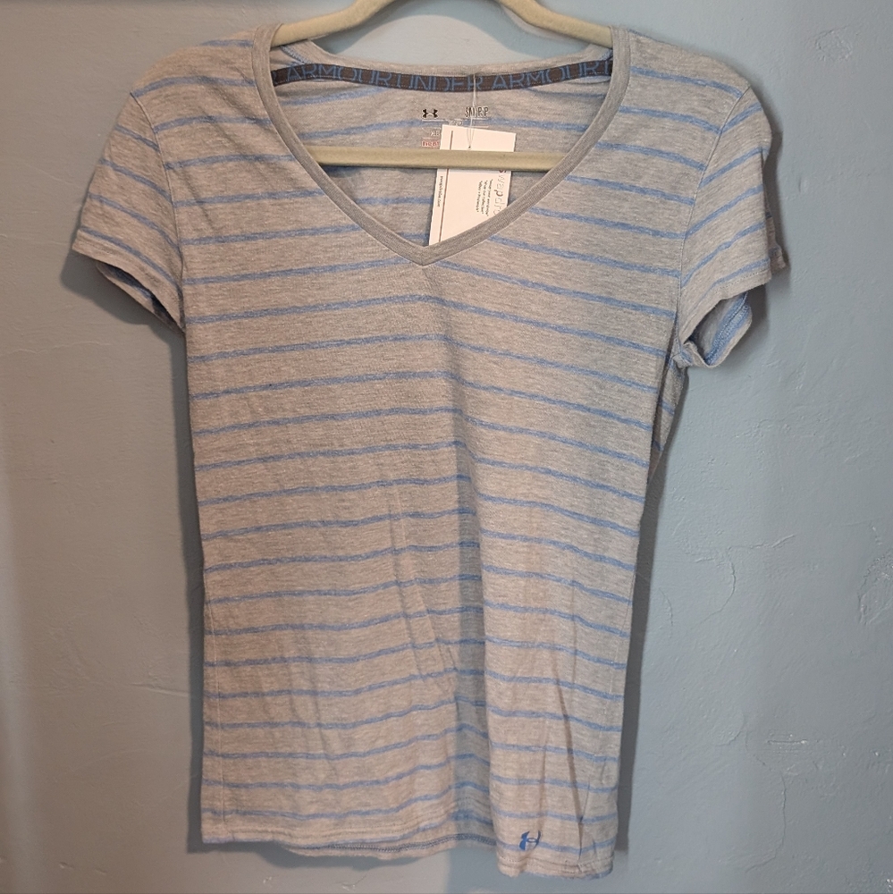 🌙📨 Under Armour Striped V-Neck Athletic T-Shirt